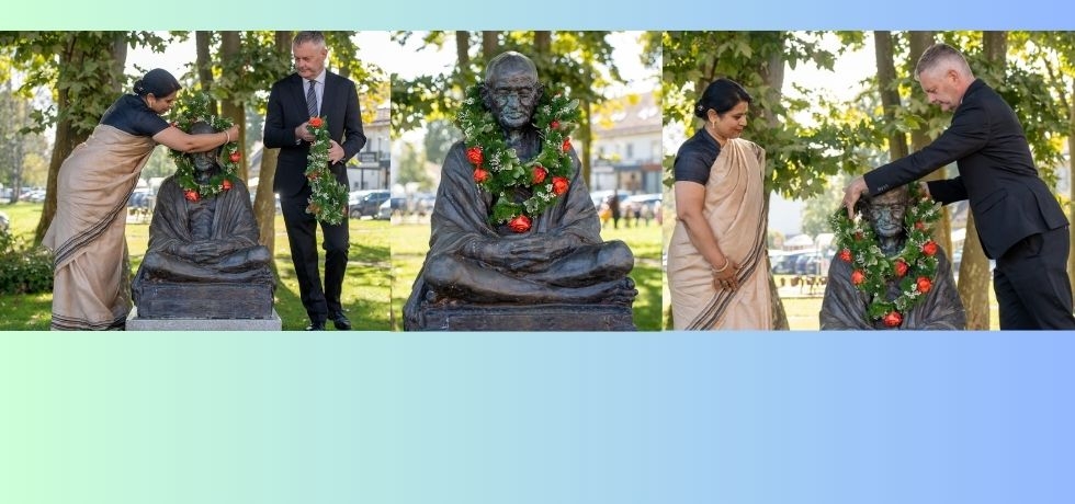 Ambassador Namrata S. Kumar and Mayor of Municipality of Slovenj Gradec Mr. Tilen Kluger paying tribute to Gandhi ji on Gandhi Jayanti.
